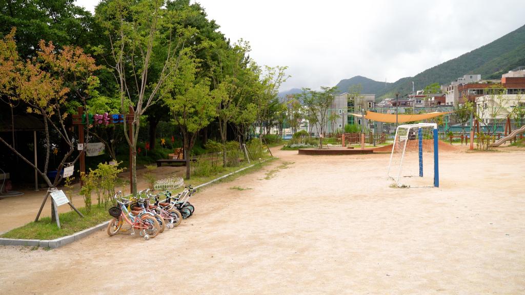 흙산 놀이터 / 운동장
